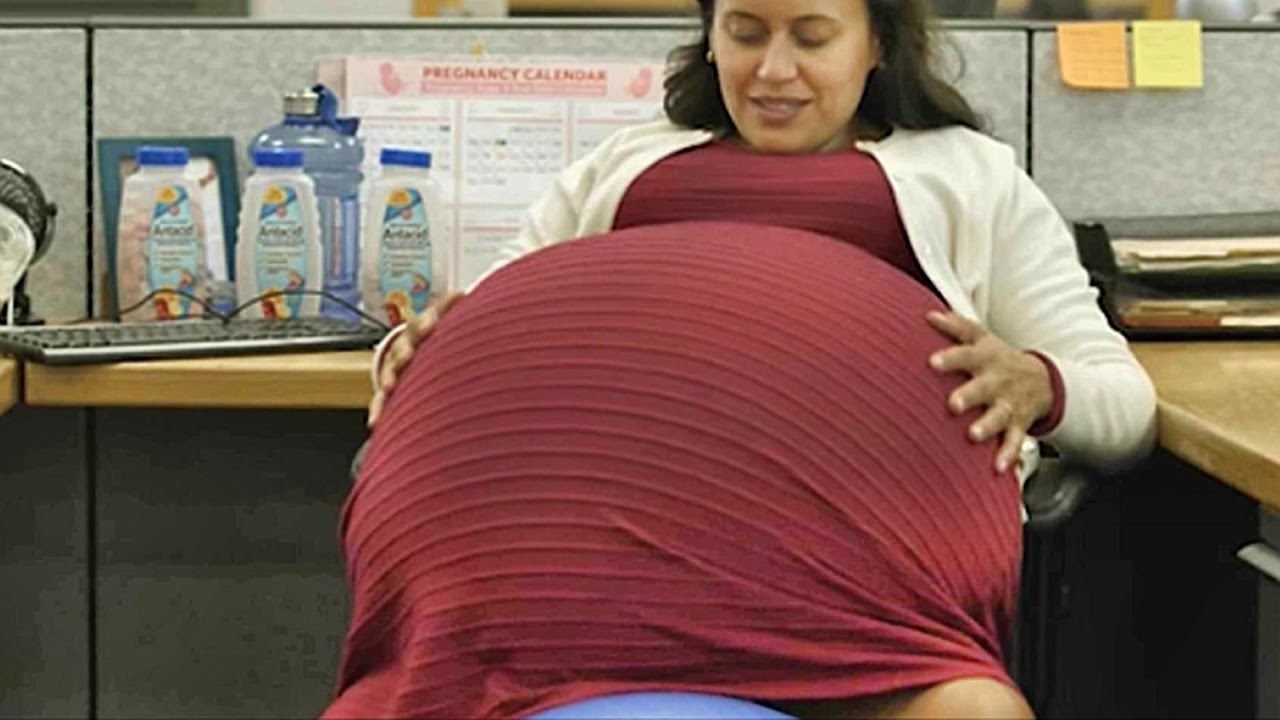 Беременна племянник. Самые большие животы у беременных. Самый большой живот у беременной. Четверняшки живот беременный.