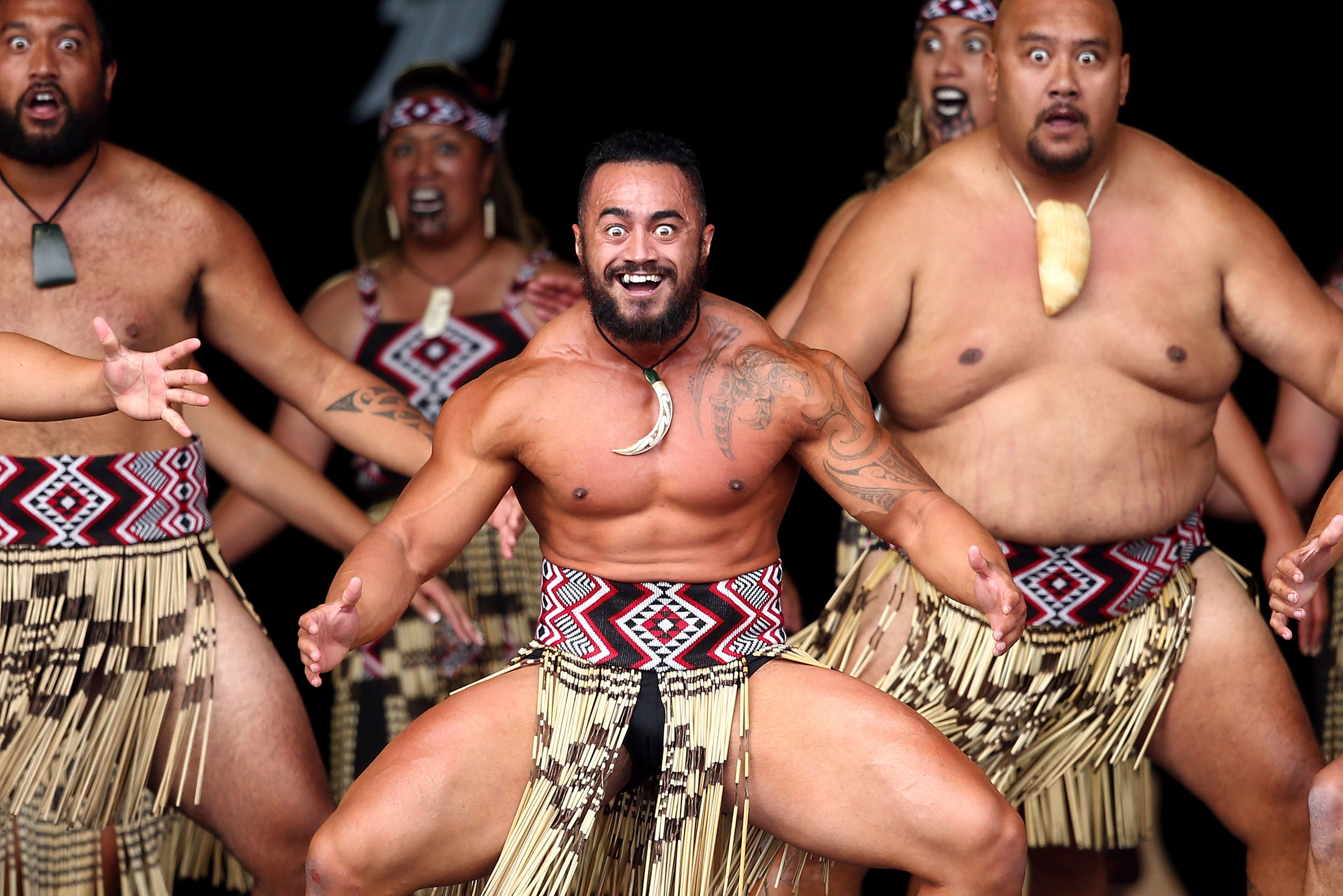 Кличка новозеландца. Маори танец хака. Танец Haka новая Зеландия. Хака танец новой Зеландии. Боевой танец Маори хака.